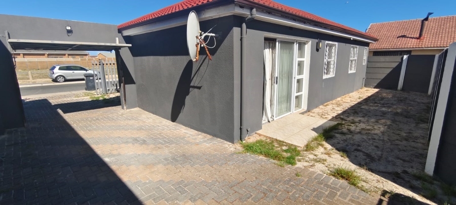 5 Bedroom Property for Sale in Strandfontein Village Western Cape
